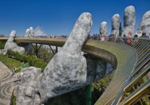 golden bridge ba na hills vietnam