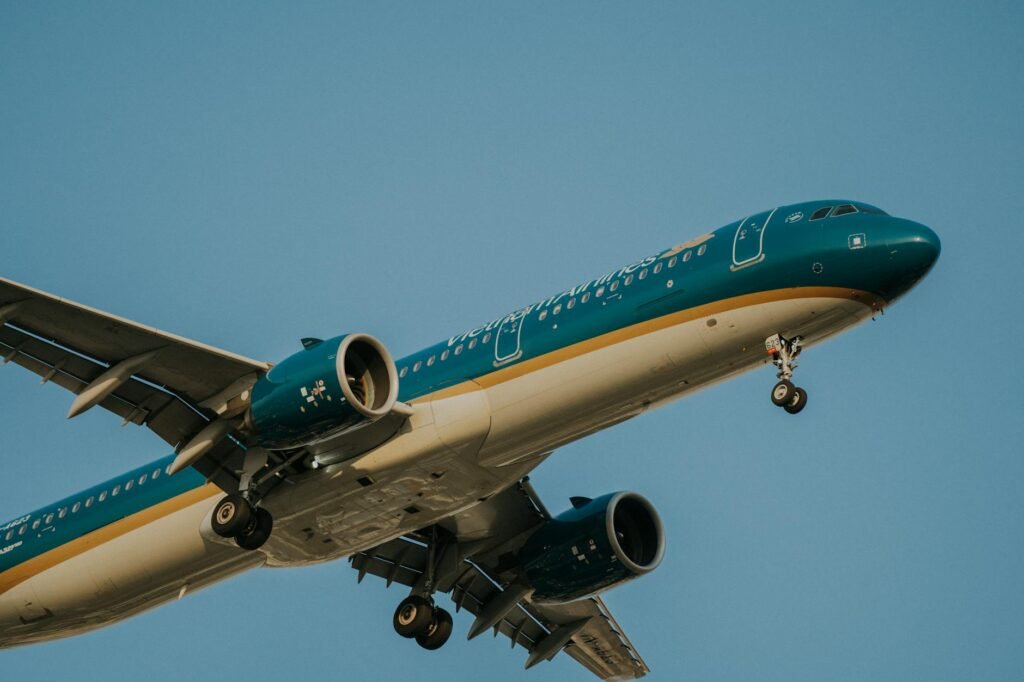 vietnam airlines airplane flying Hubvivu